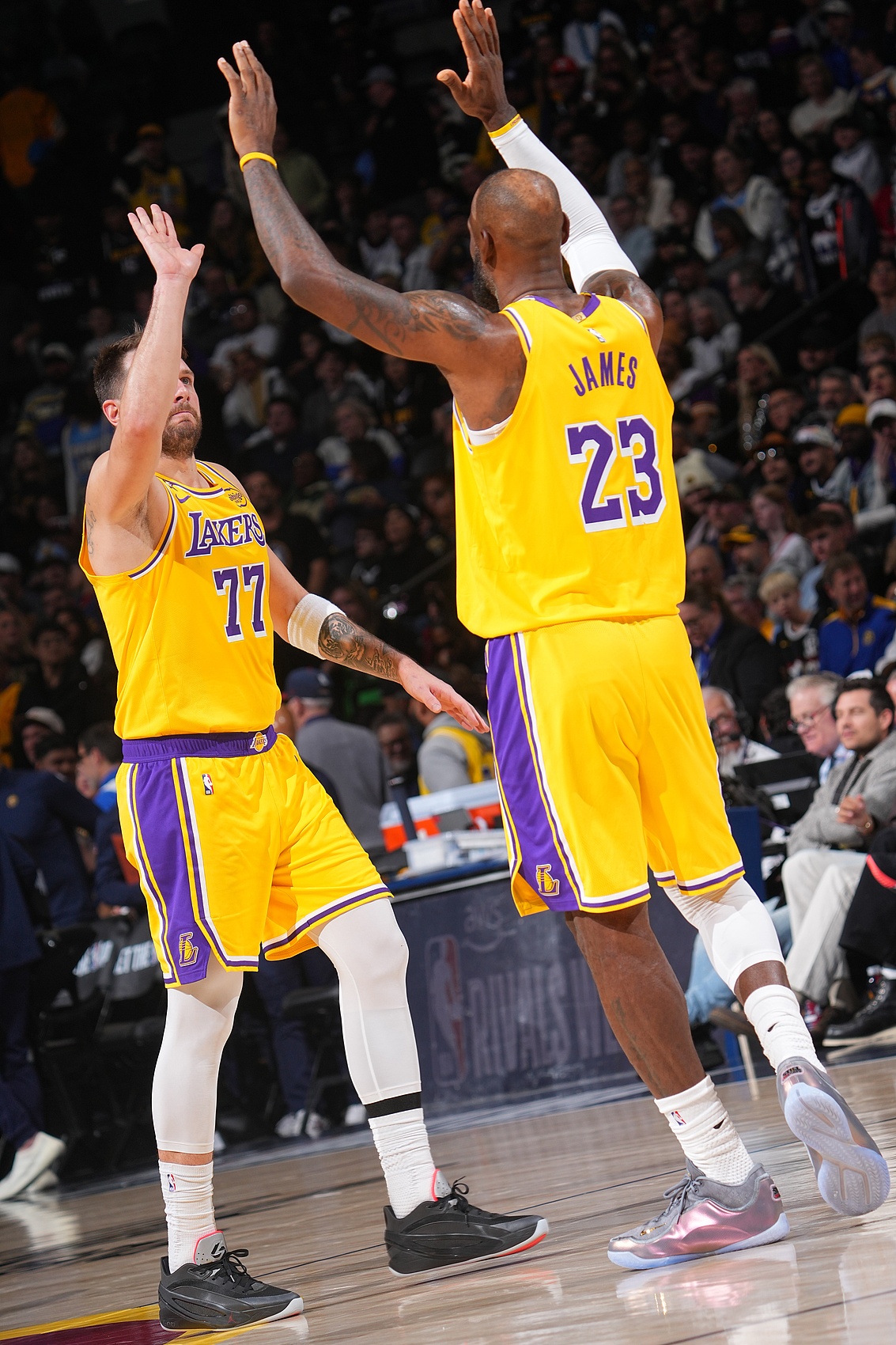 天博百家乐-詹姆斯：掘金首节的三分简直投疯了 下半场我们提升了防守强度